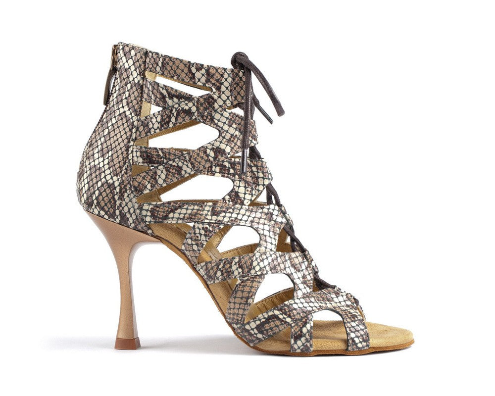 Portdance PD804 NET Tanzschuhe in Brown Snake: Elegante Sandale mit hohem Absatz und Cut-Outs und Schnürverschluss.